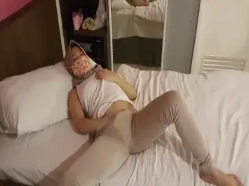 ABG Berjilbab Masker Bunga Sange Gila Memek Becek Crot