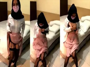 Sekretaris Jilbab Kacamata Digempur Bos